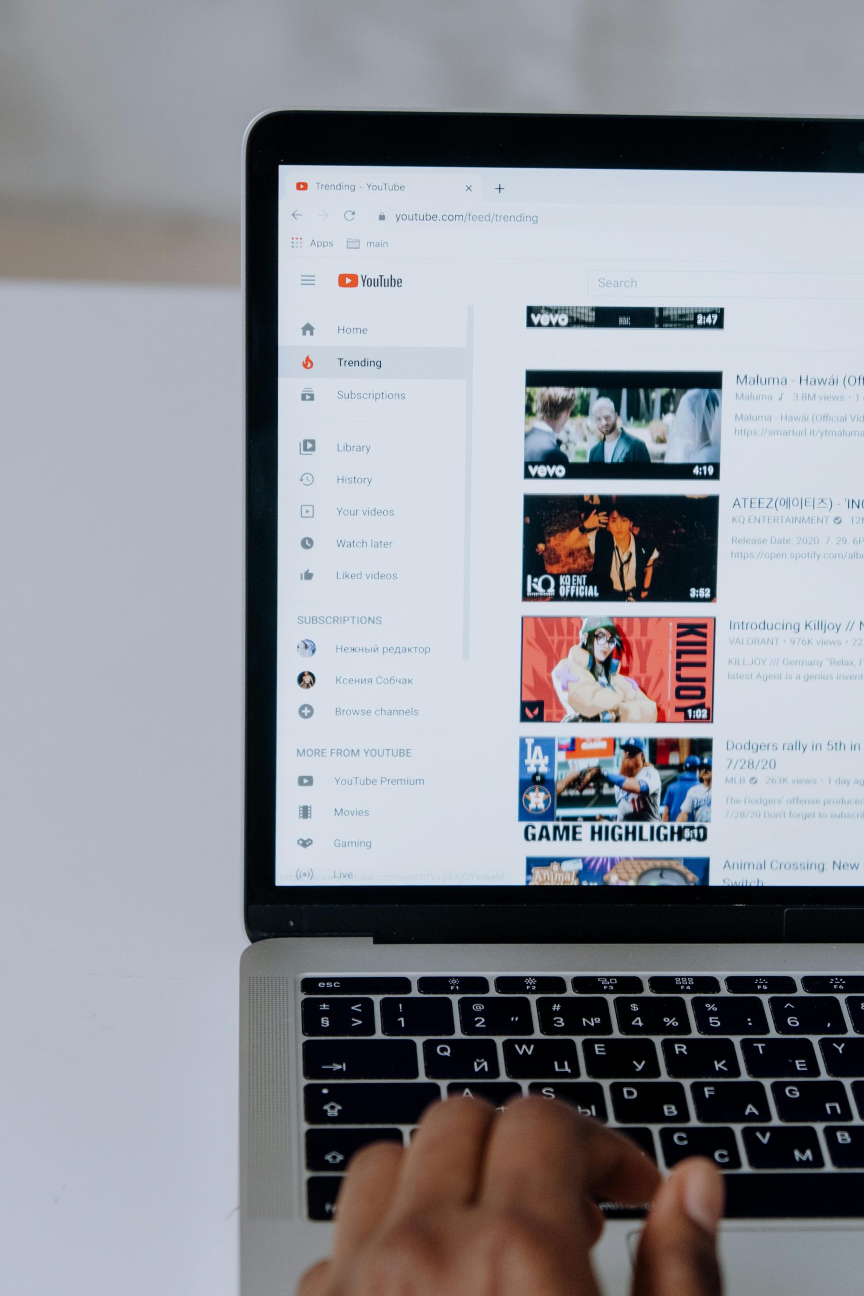 Is the homepage of this site scrolling unevenly and slowly for you? If yes, what setup are you using?
