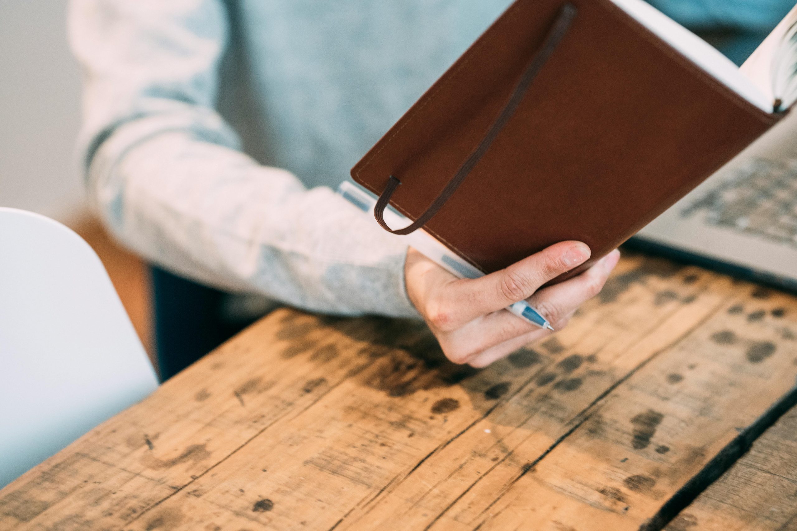 Faceless content strategies that actually work (free 100-page guide)